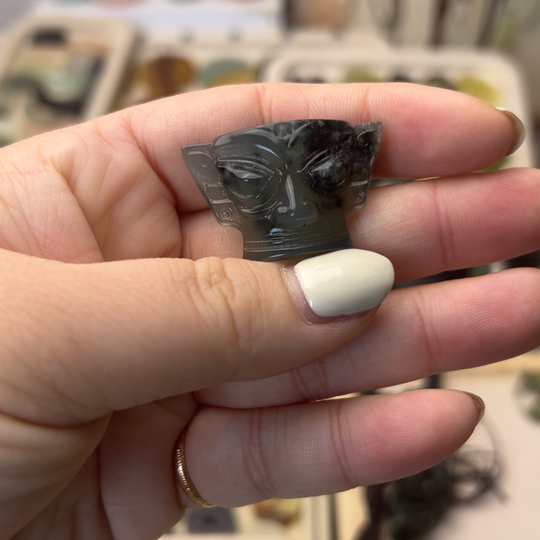 蛇纹石玉颈饰合金