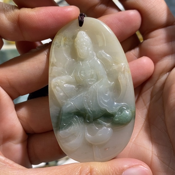 翡翠颈饰未镶嵌爱****？翡翠