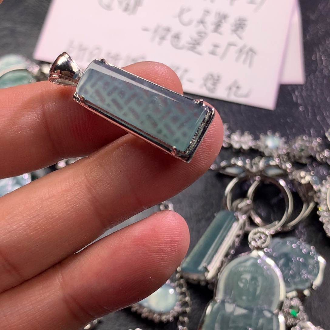 翡翠未镶嵌颈饰无事牌