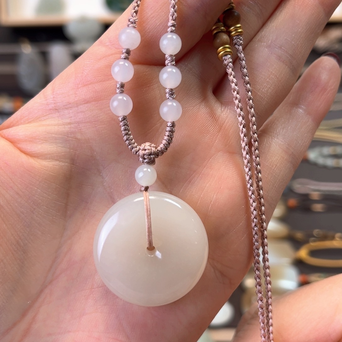 和田玉颈饰未镶嵌藕粉扣子