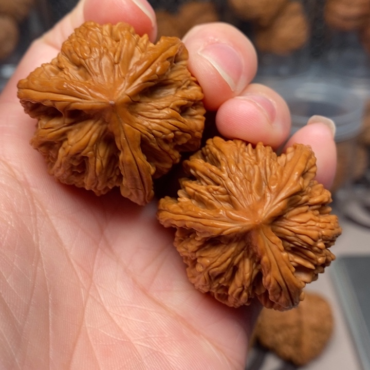 文玩核桃吊坠虎头奔