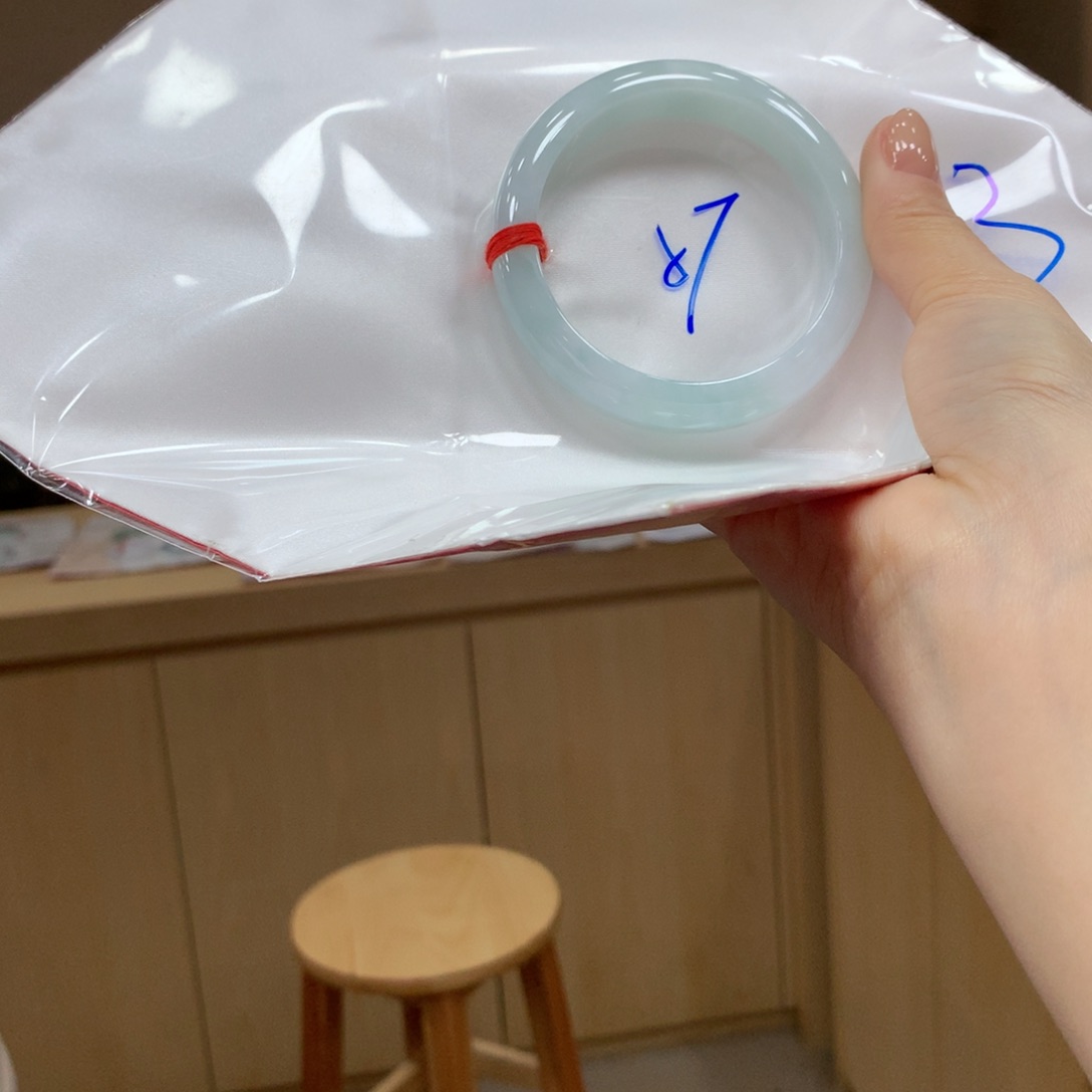 翡翠手镯未镶嵌不退不换