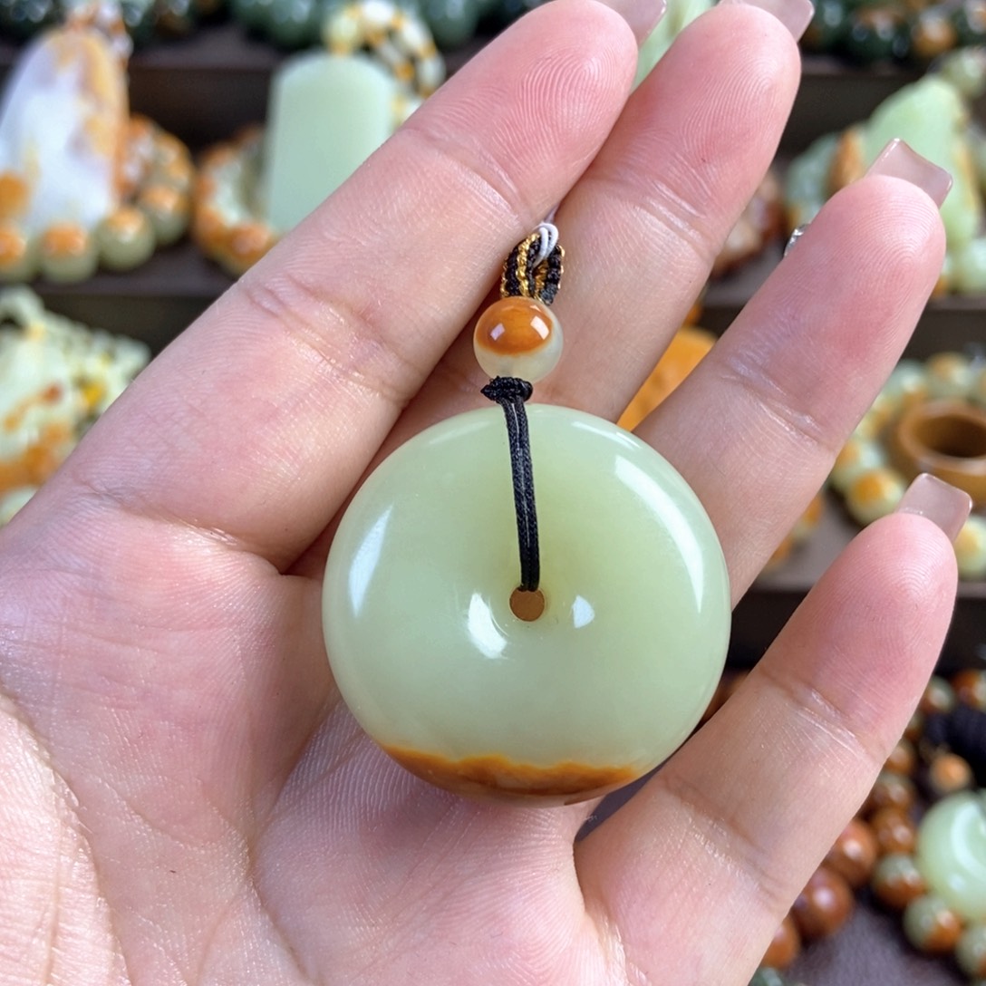 温***透闪石质玉未镶嵌颈饰