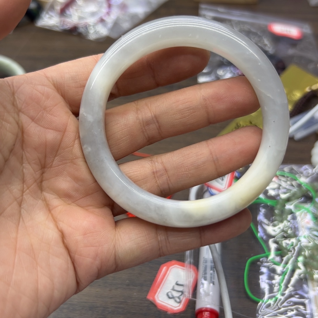 和田玉未镶嵌手镯59.2圈围75瑕