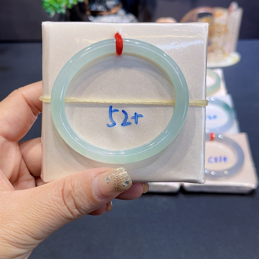 翡翠手镯未镶嵌翡翠手镯