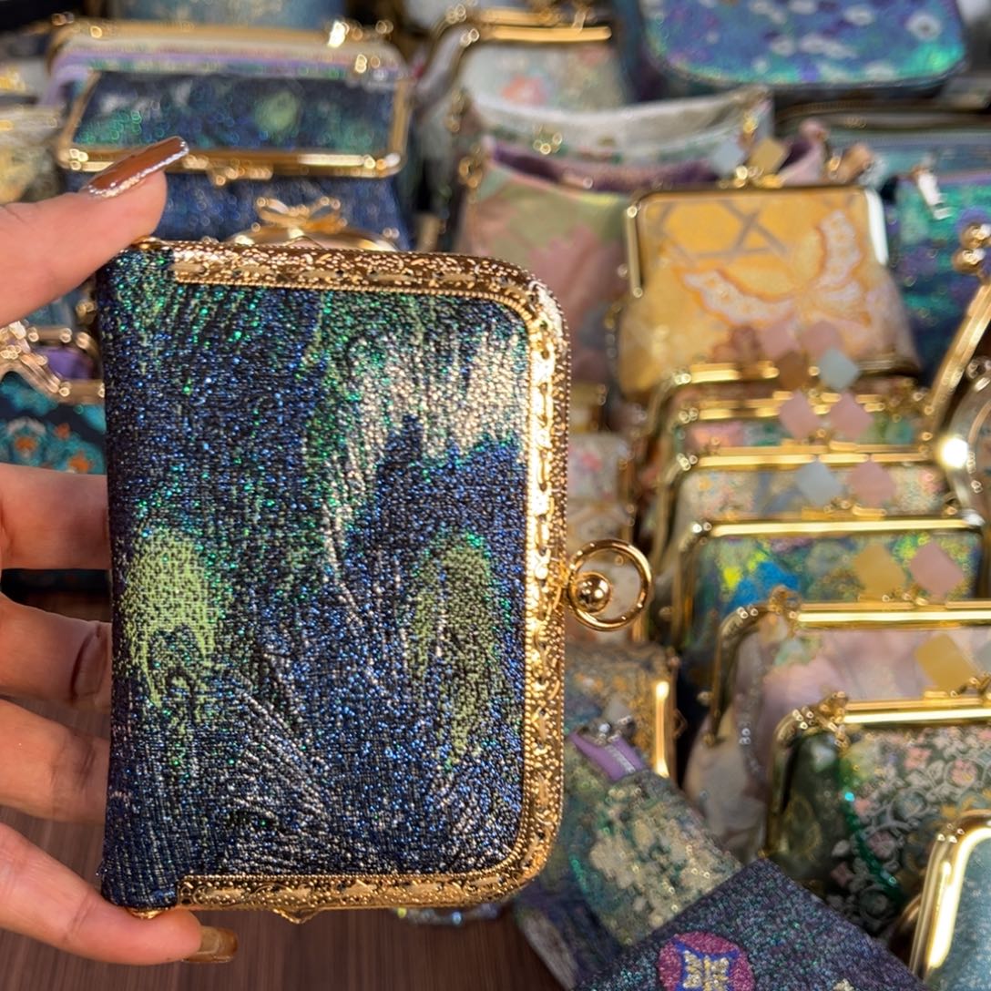 三***雪蚕丝彩金羽毛卡包