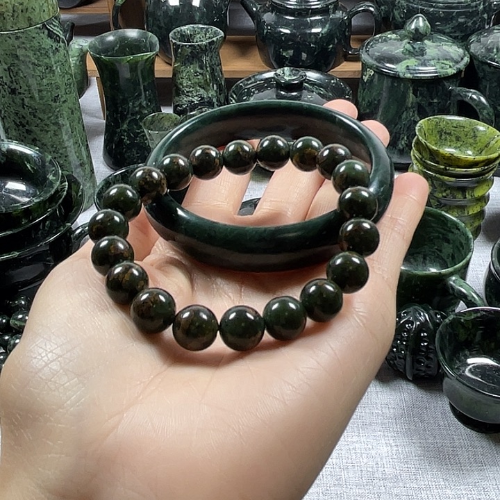 清***风蛇纹石玉未镶嵌手镯