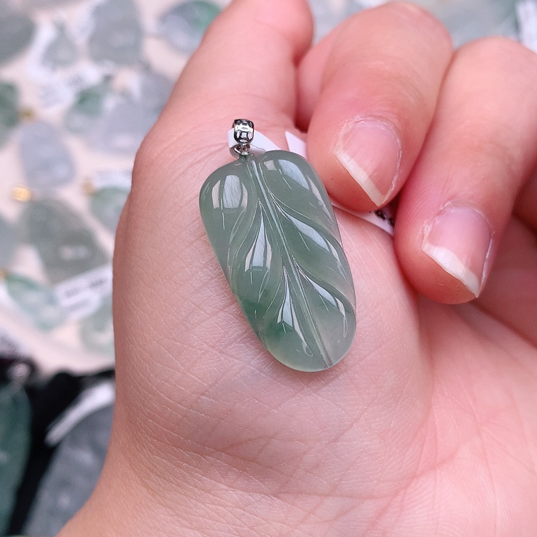 翡翠颈饰18K金镶嵌飘绿叶子27*15*3.9