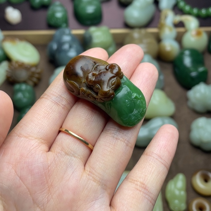 【闪购商品】颈饰未镶嵌和田玉原**草