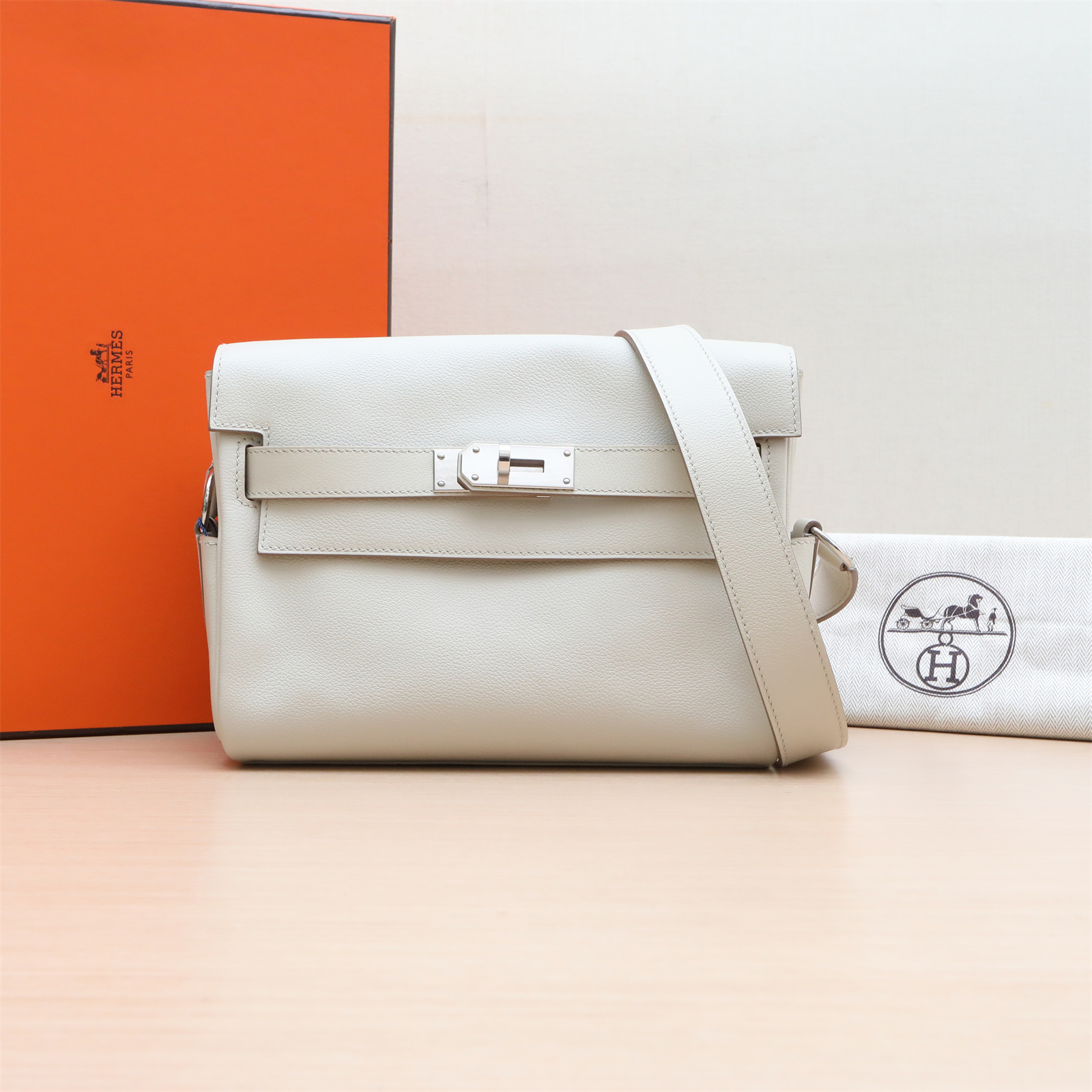 99新 Hermes/爱马仕 活动【小花Han】Kelly 邮差包冰川白EC皮 B刻