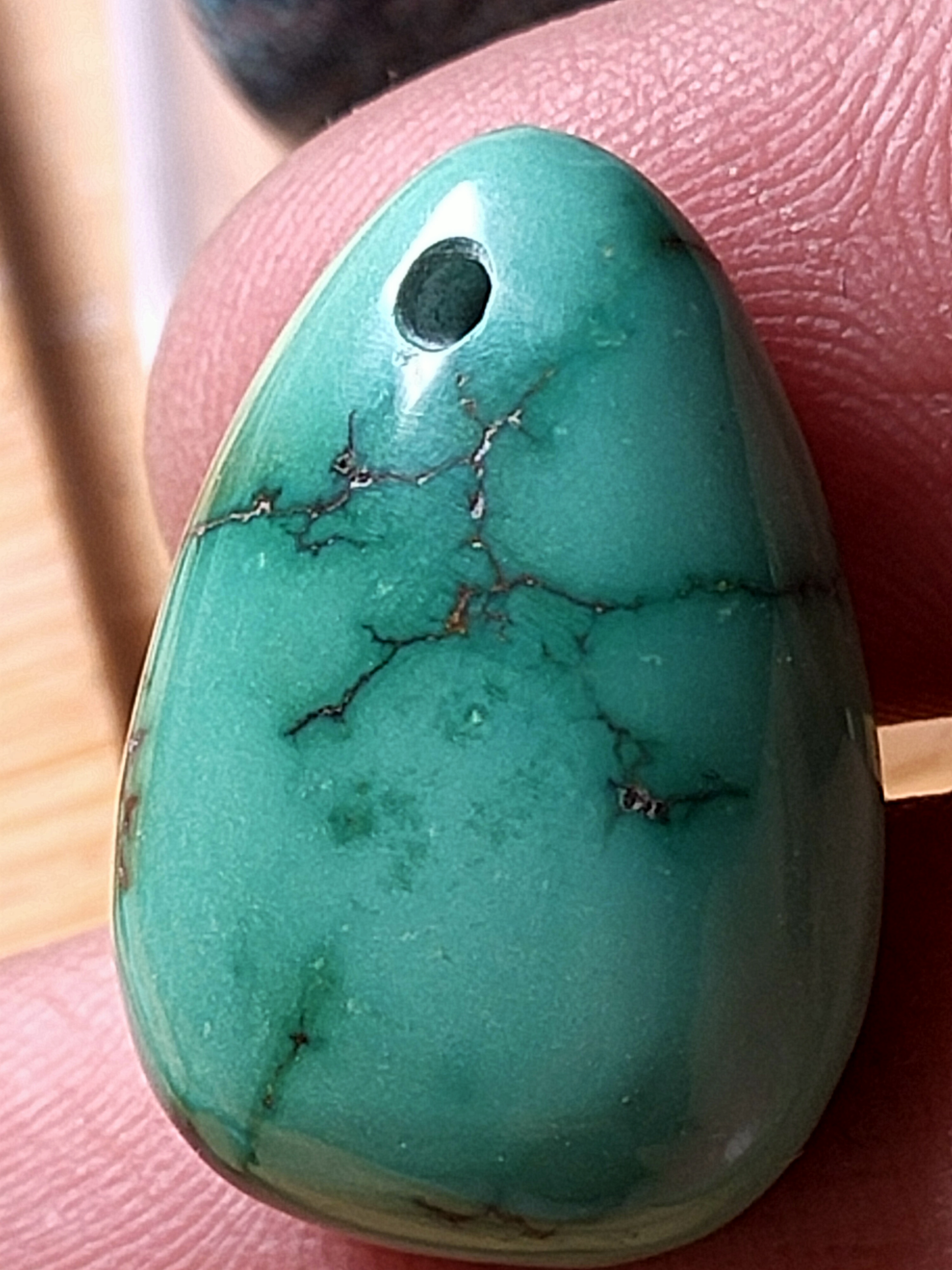 原矿绿松石特色果绿水滴挂坠，品质尺寸如图，重4.9克，