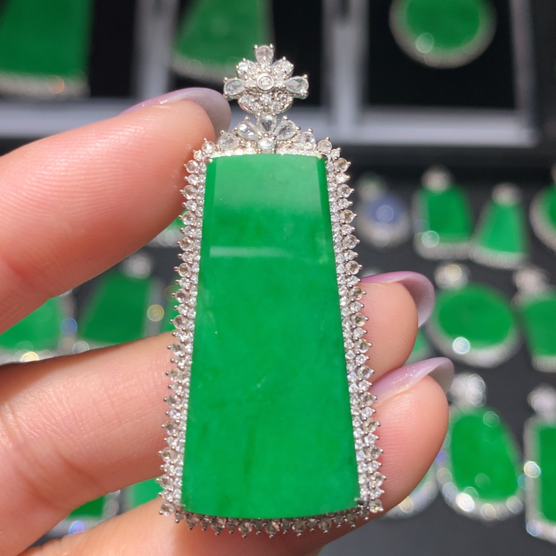 翡翠颈饰18K金镶嵌翡翠