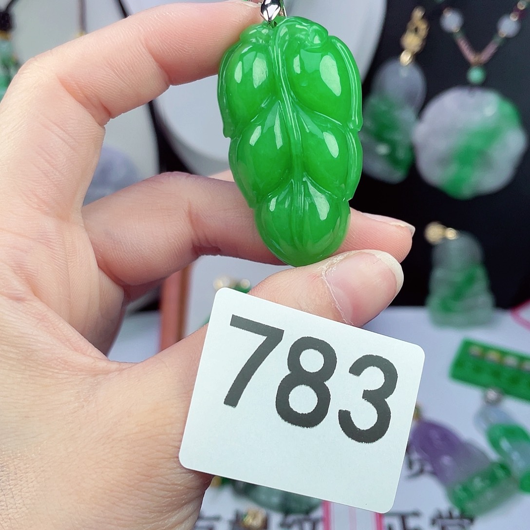 翡翠未镶嵌吊坠(赠链)