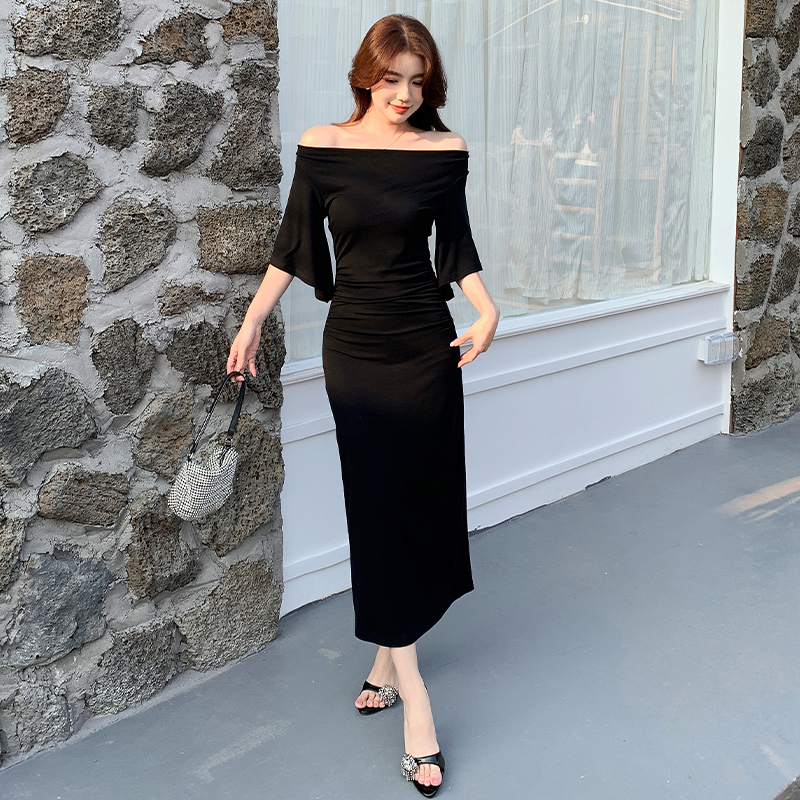 黑色一字肩连衣裙女夏季收腰修身显瘦长裙荡领露肩喇叭袖裙子