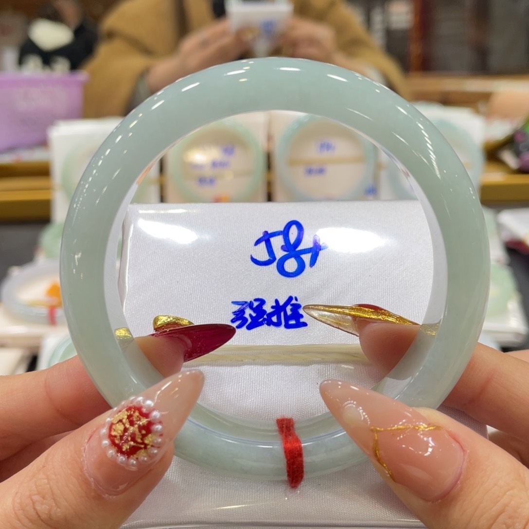 翡翠手镯未镶嵌翡翠