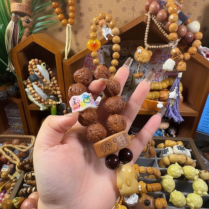 ****笑桃核吊坠秋子手持