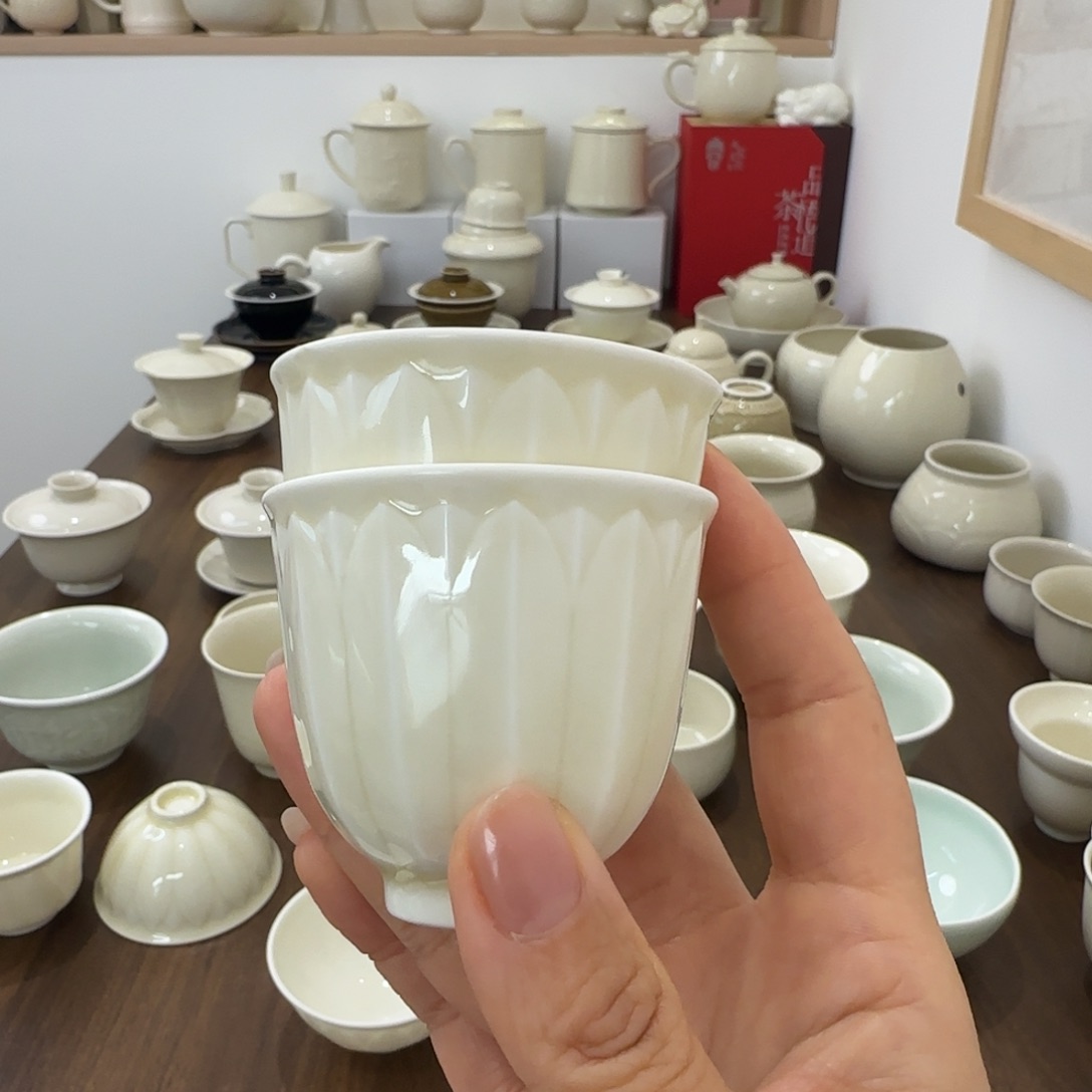 微瑕定瓷莲瓣铃铛杯不带礼盒