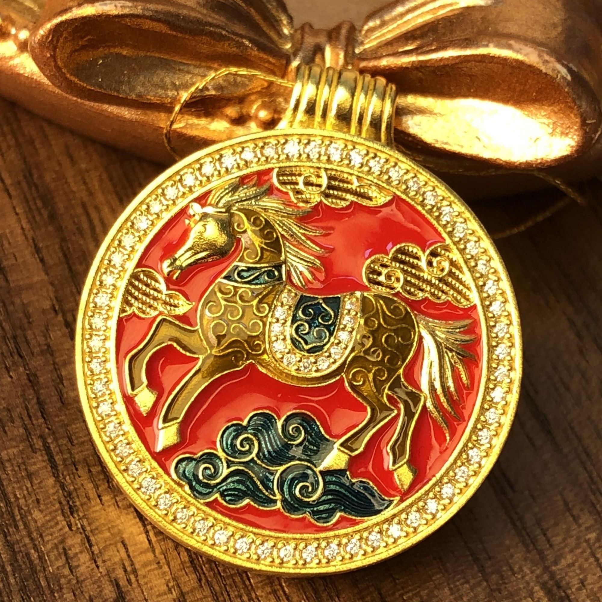 黄金足金999古法点钻镶嵌珐琅彩烧蓝中国风马踏祥云圆牌吊坠