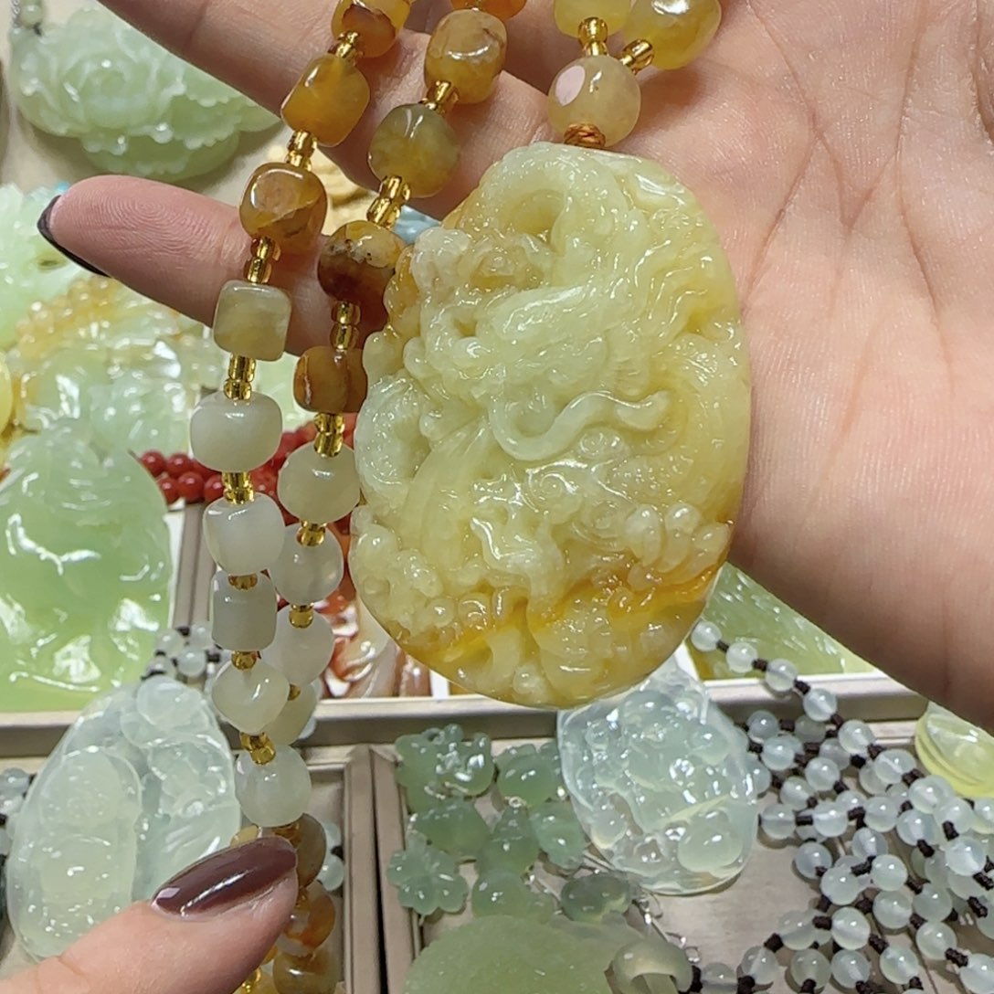 未镶嵌蛇纹石玉吊坠