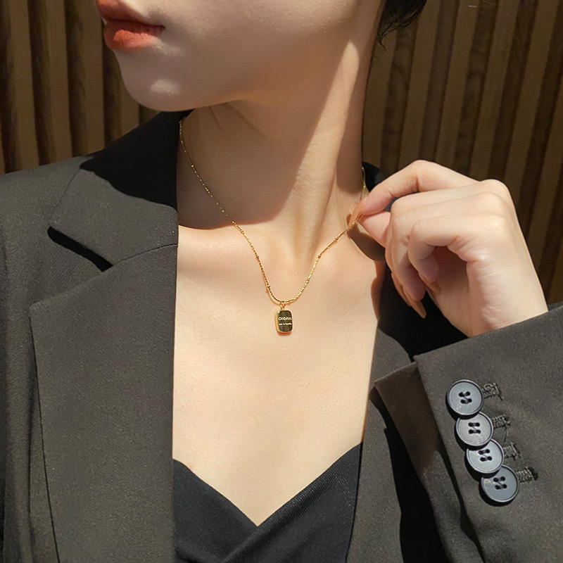 钛钢项链 镀K金 暴富方块方牌设计感欧美简约款个性ins女项链新款