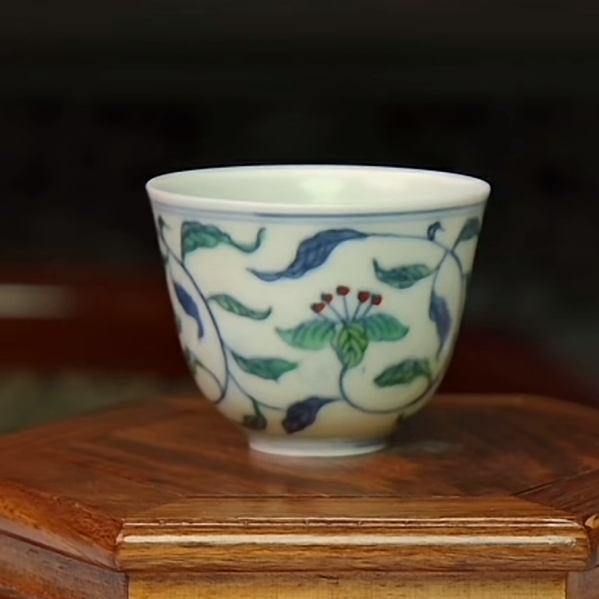 斗彩花卉纹杯   