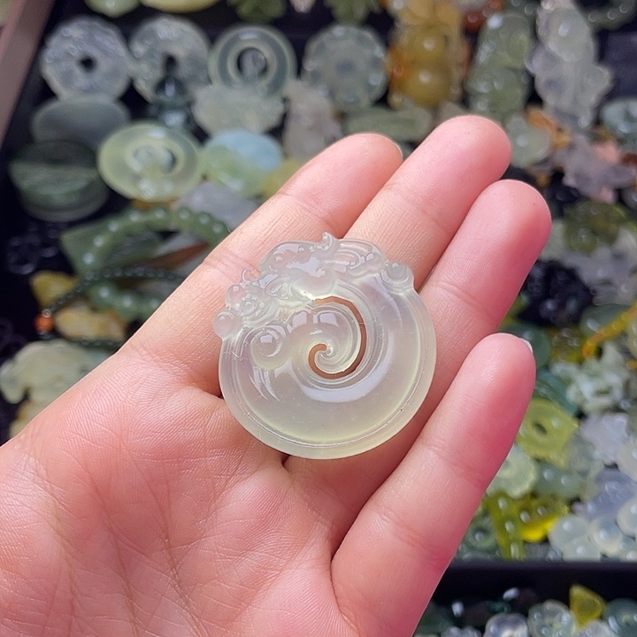 蛇纹石玉合金颈饰玉龙扣