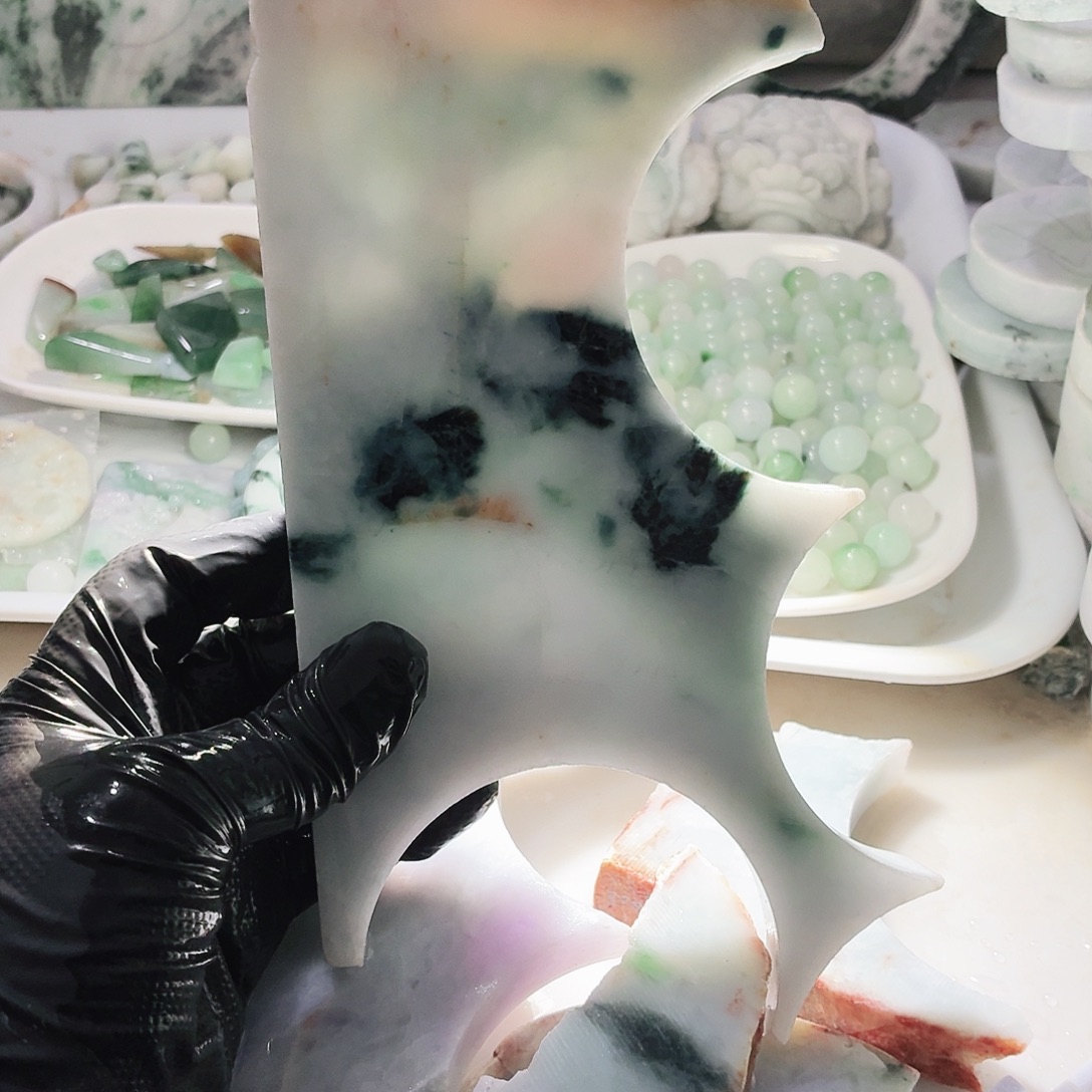 翡翠未镶嵌颈饰边角料