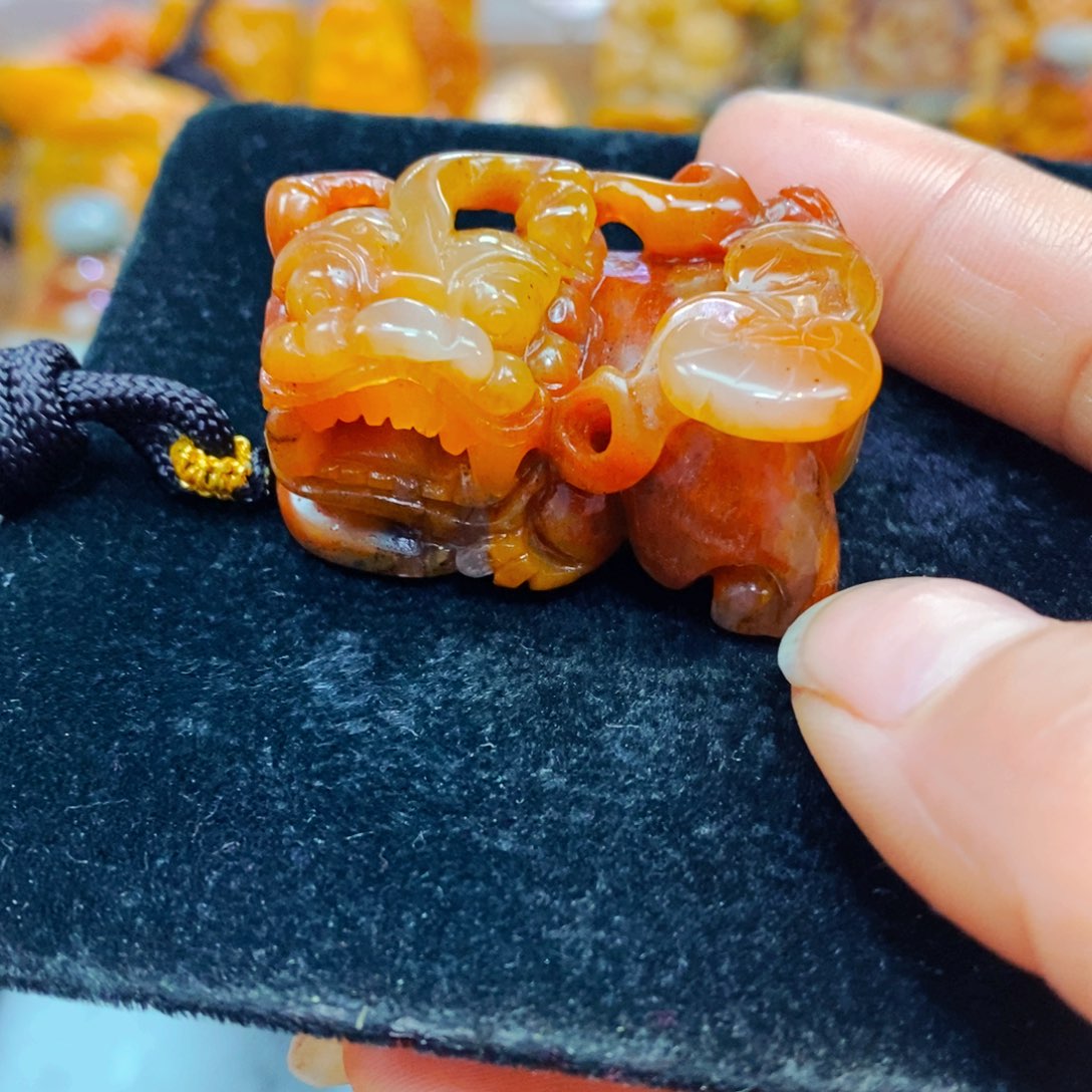 未镶嵌石英质玉（黄龙玉）颈饰