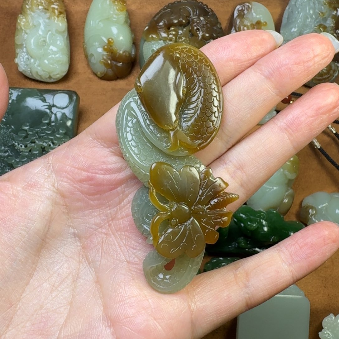 和田玉颈饰未镶嵌精**旧