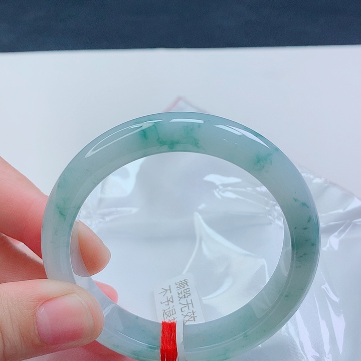翡翠手镯未镶嵌58.9圈口冰胶飘绿手镯