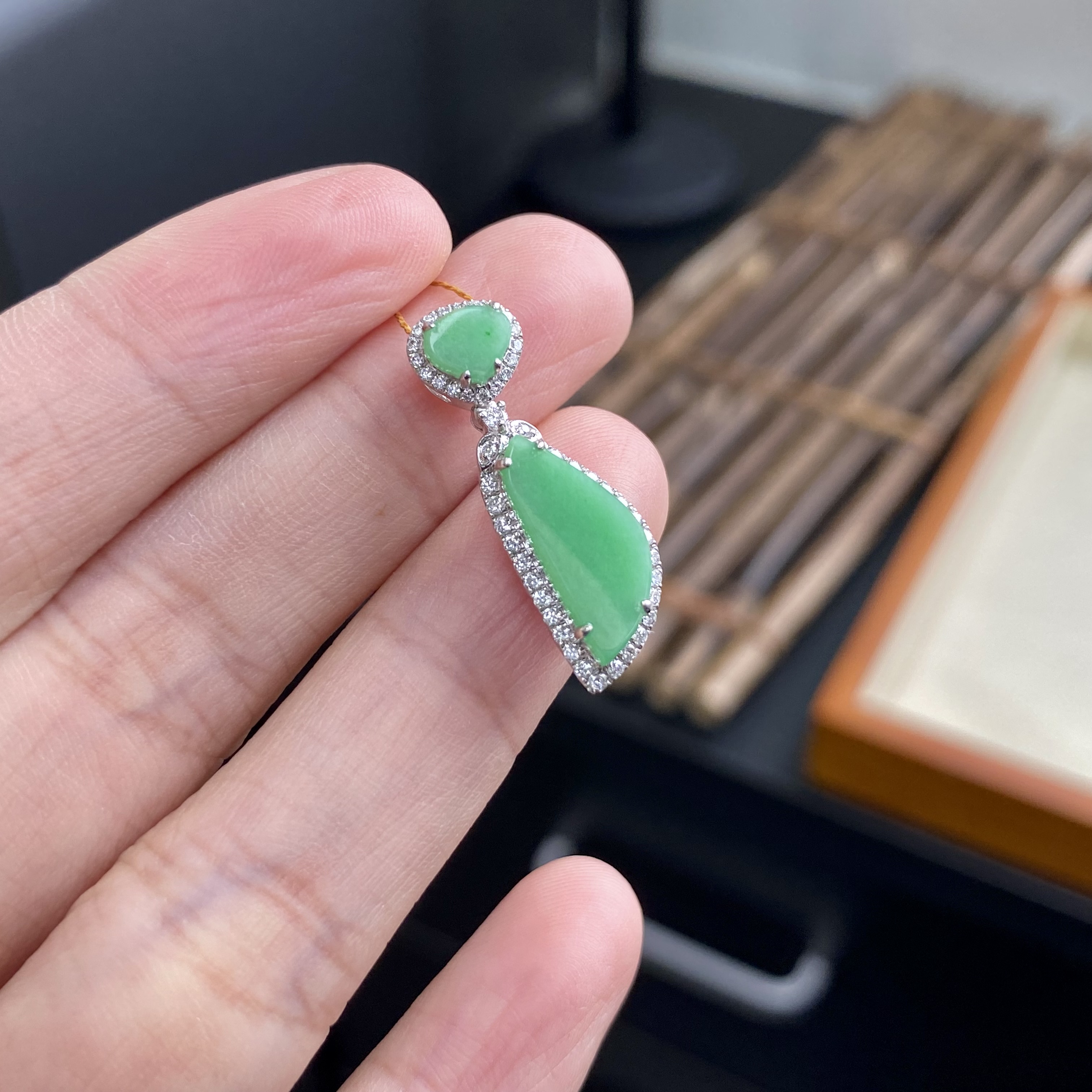 如意宝珠宝 18K金钻石镶嵌阳绿随形翡翠玉石吊坠天然A货CP130