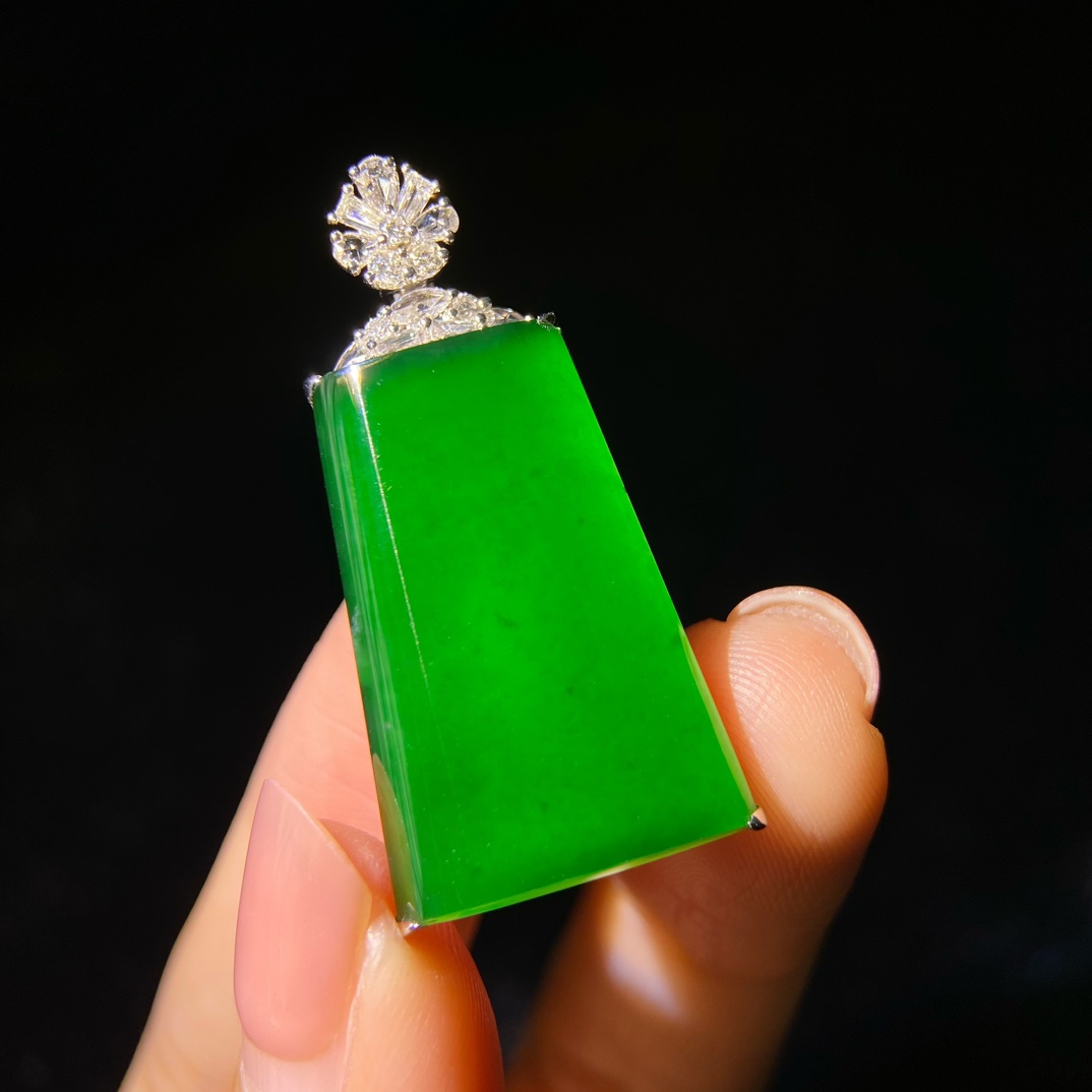 18K真金真钻镶嵌颈饰天然A货翡翠无事牌吊坠高冰种阳绿色