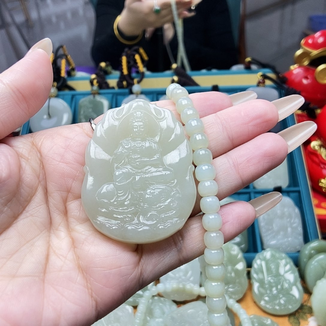 和田玉颈饰未镶嵌春****）