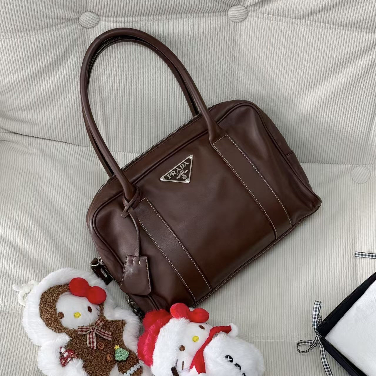 95新 Prada/普拉达 深棕色大标plume单肩包休闲底长29123674时尚