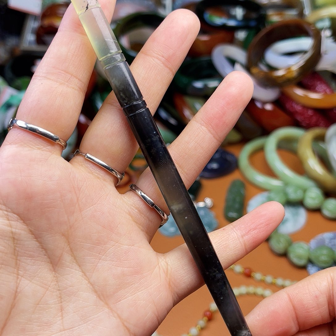 蛇纹石玉颈饰未镶嵌