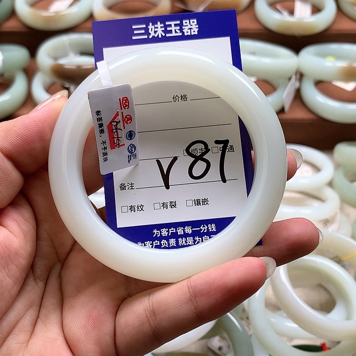 【闪购商品】和田玉手镯未镶嵌依*?