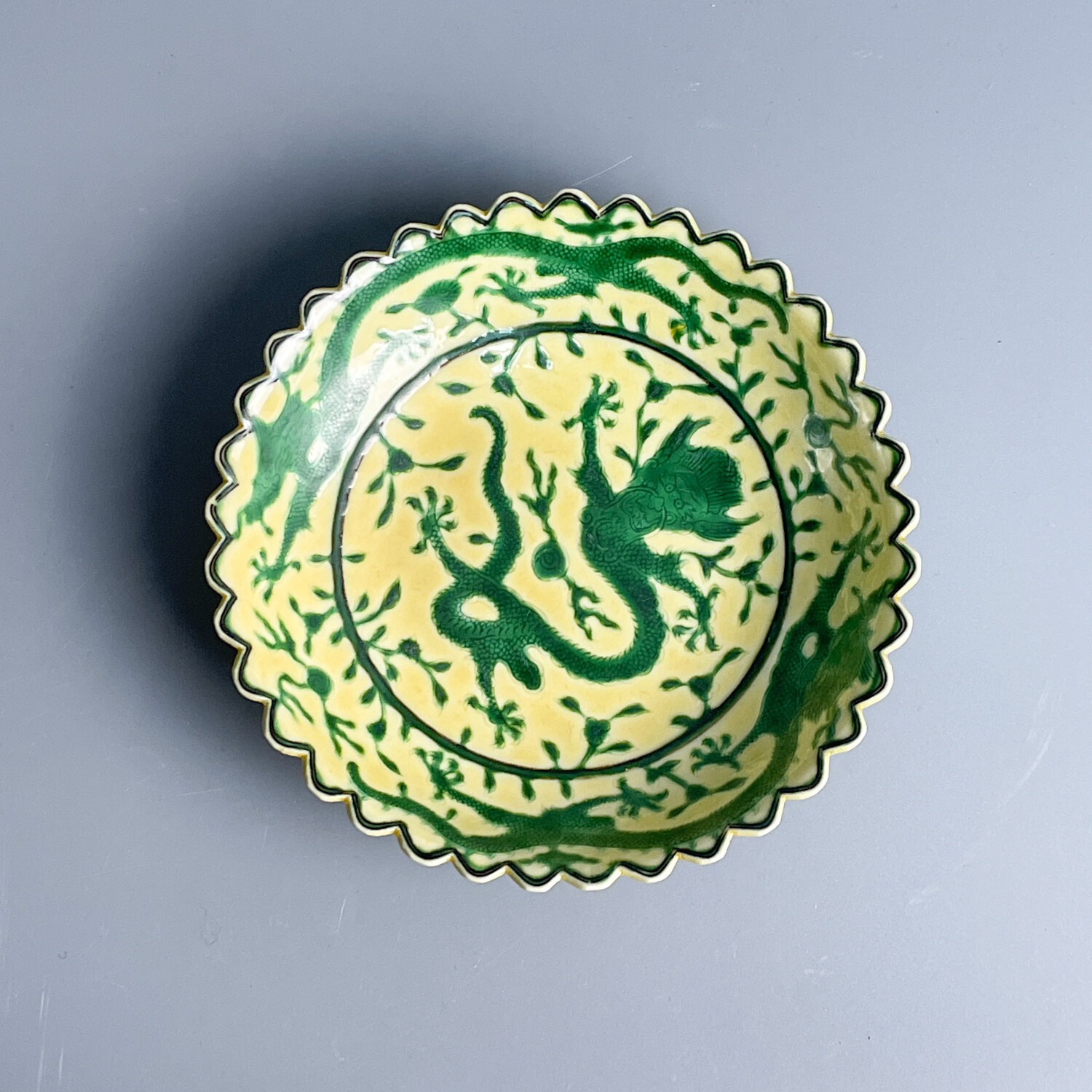 清嘉庆（官）黄地绿彩龙纹花口盘-M25KZ000299