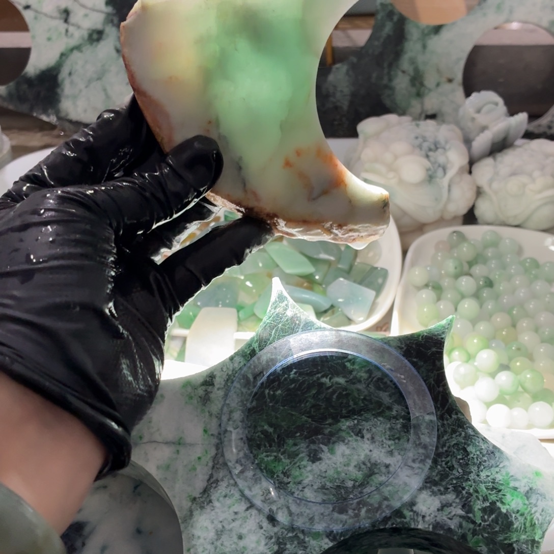 翡翠未镶嵌颈饰边角料