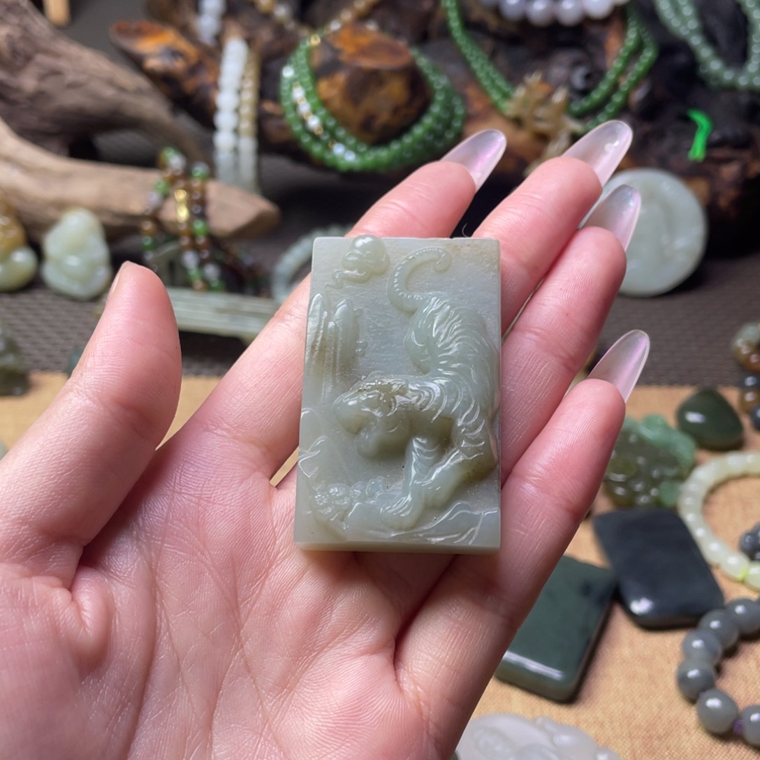 迷***羊和田玉未镶嵌颈饰老虎牌