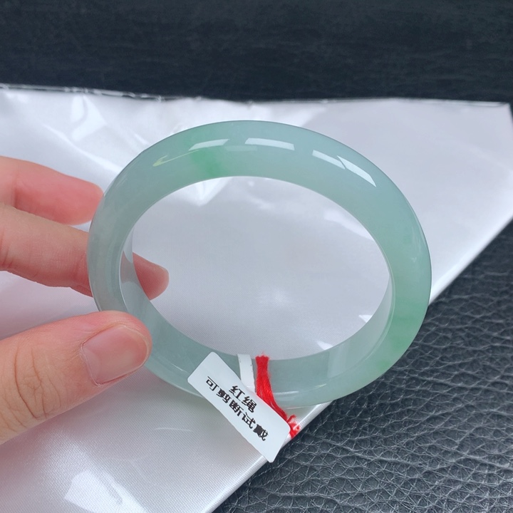 翡翠手镯未镶嵌。