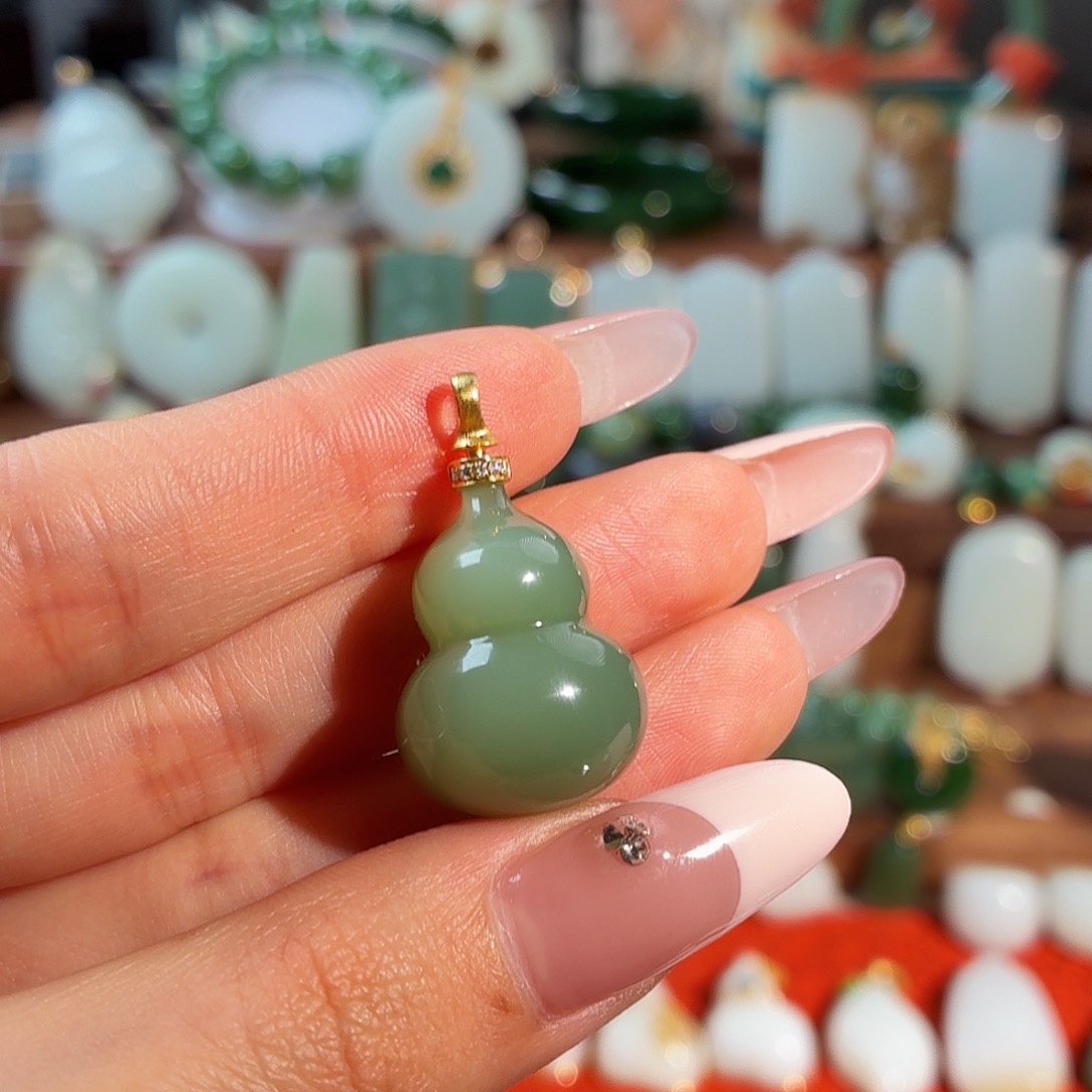 是***d和田玉18K金镶嵌颈饰T