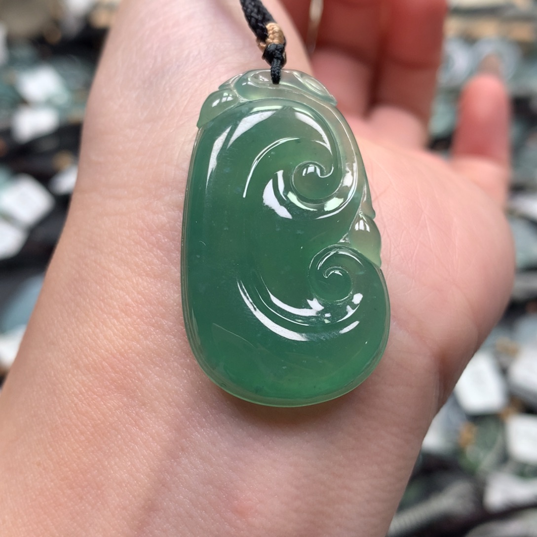 翡翠颈饰未镶嵌如意