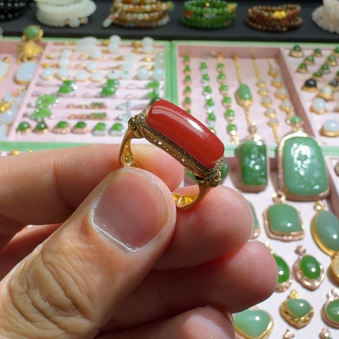 南红玛瑙戒指18K金镶嵌瓦西牛血红戒指