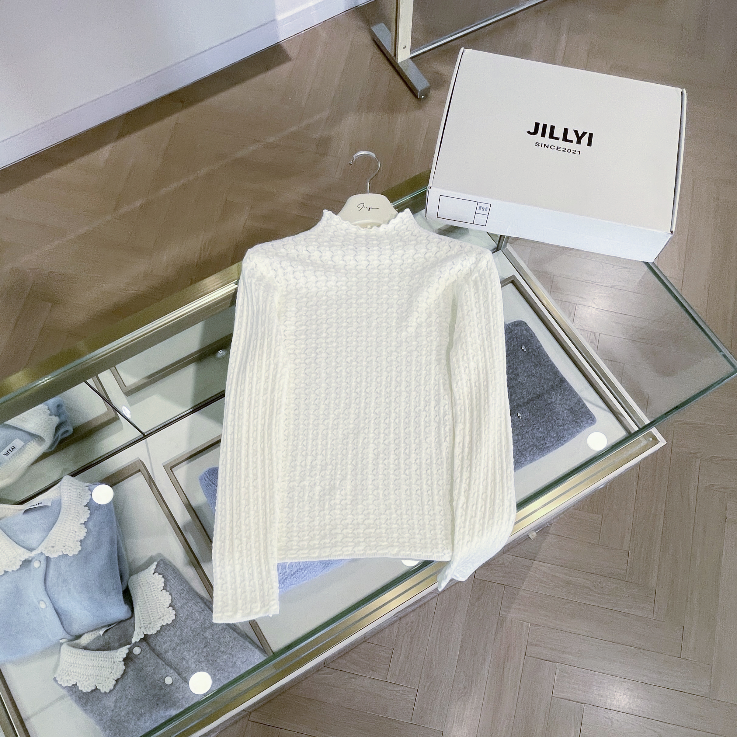 jillyi【纯白海葵花】白色半高领鱼鳞工艺时尚气质百搭针织衫