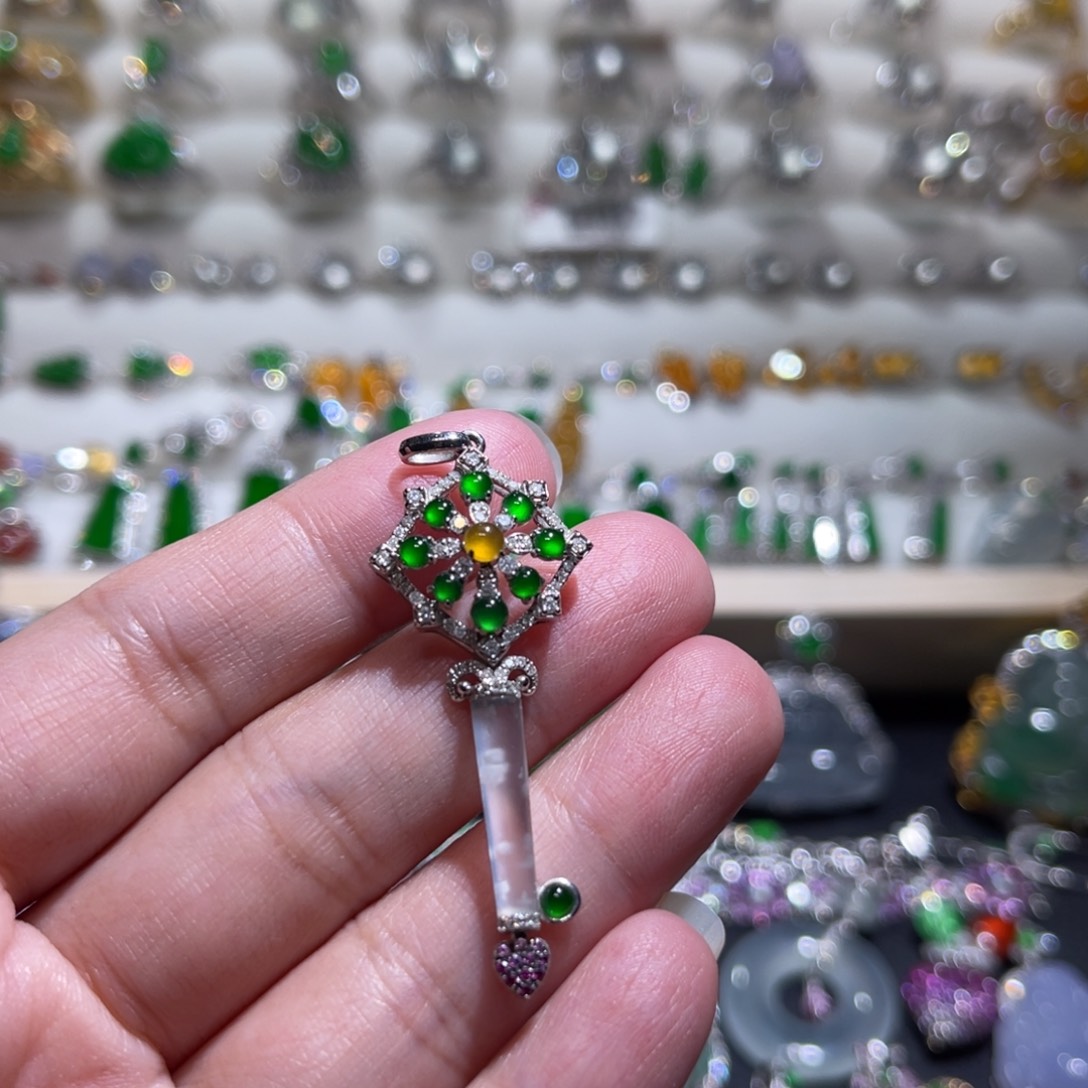 翡翠吊坠(不含链)18K金镶嵌