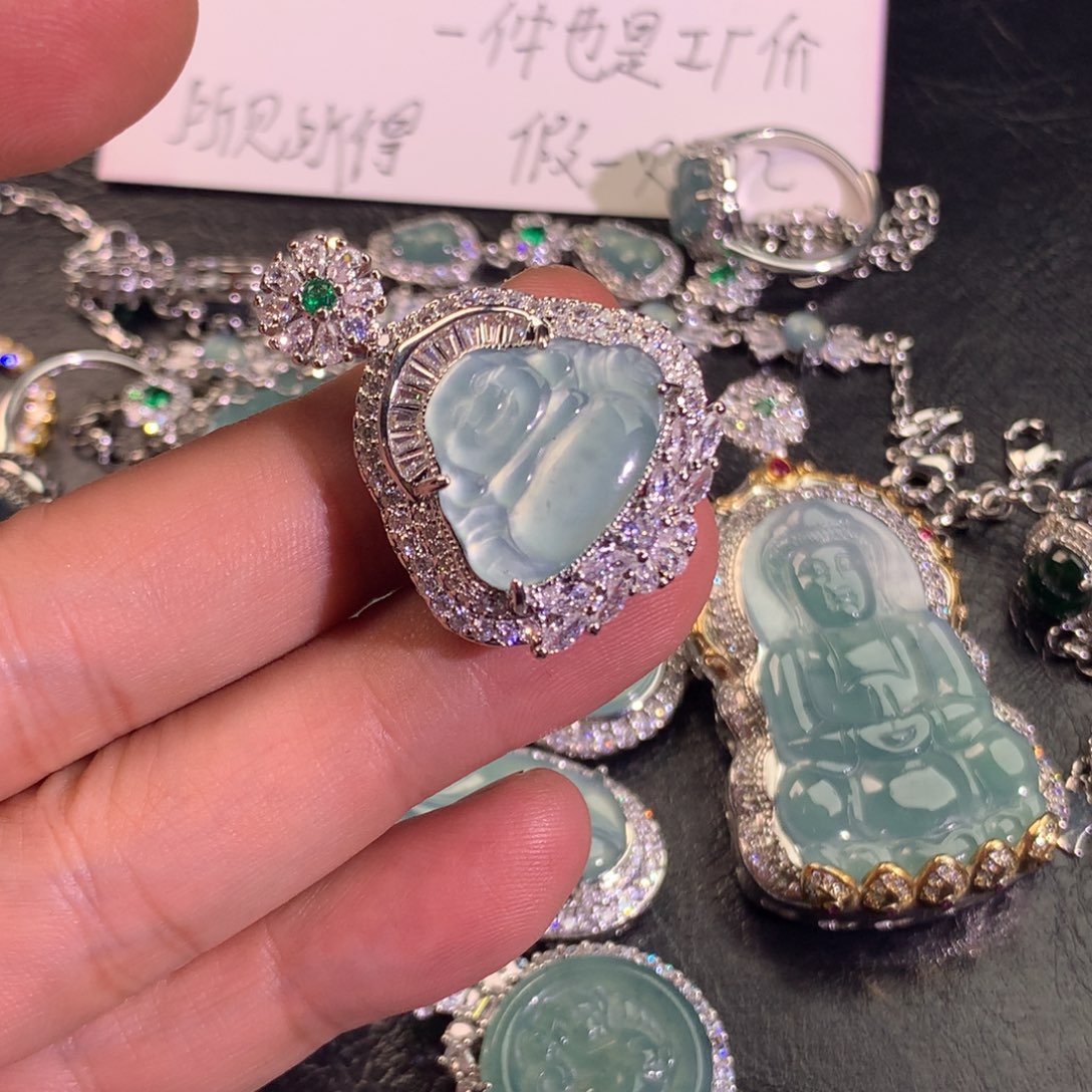 翡翠颈饰未镶嵌佛公