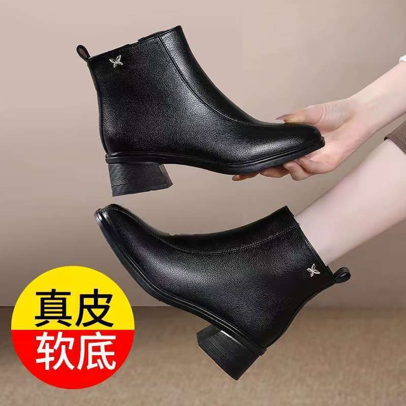 2025冬季加绒保暖中年女士短靴粗跟防滑妈妈棉鞋真皮洋气中跟靴子