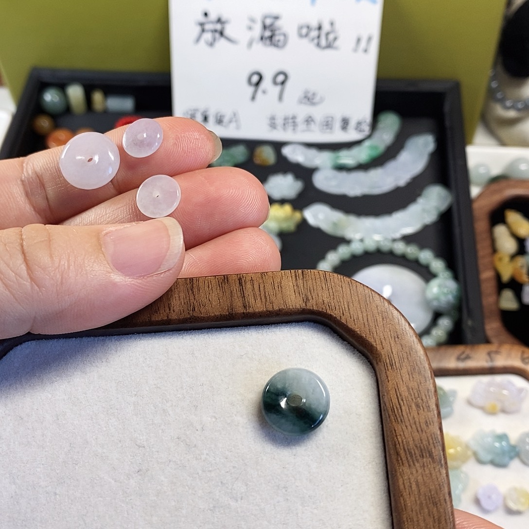 A***s翡翠未镶嵌颈饰小滴溜