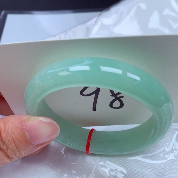 翡翠手镯未镶嵌翡翠