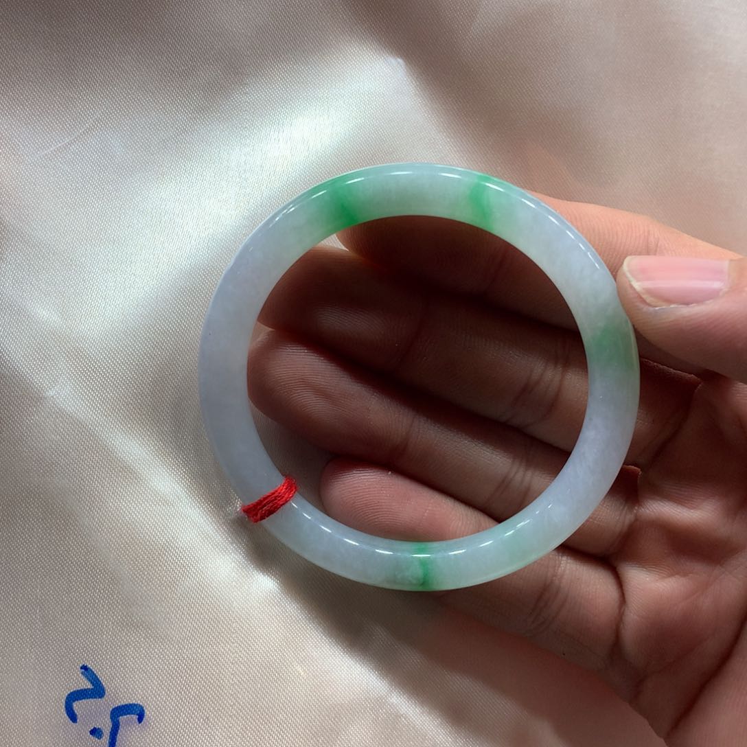 翡翠手镯未镶嵌翡翠